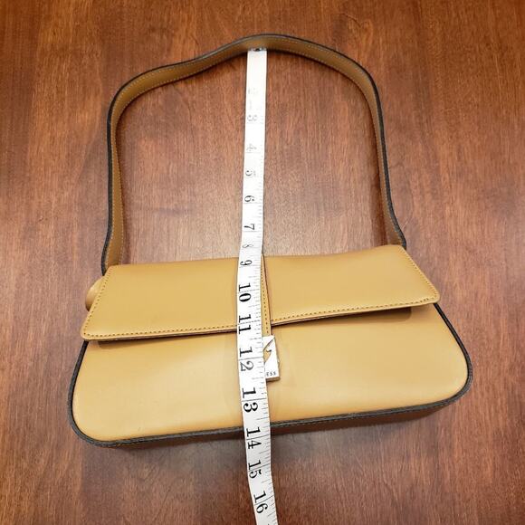 VINTAGE new no tags rare emblem GUESS leather shoulder bag - Picture 5 of 8